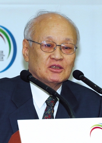 김용준(변호사)
Putting aside the concerns over his administrative capacity, President-elect Park Geun-hye’s choice of presidential transition team leader, Kim Yong-joon, as her first prime minister looks to be heading into all-too-familiar territory.