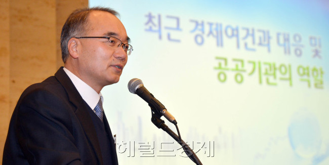 박재완 기획재정부장관이 28일 오전 서울 서초구 팔레스호텔에서 열린 제30회 공공정책포럼에서 '최근 경제여건과 대응 및 공공기관의 역할'이란 주제로 강연을 하고 있다.<br />김명섭 기자 msiron@heraldcorp.com
박재완 기획재정부장관이 28일 오전 서울 서초구 팔레스호텔에서 열린 제30회 공공정책포럼에서 '최근 경제여건과 대응 및 공공기관의 역할'이란 주제로 강연을 하고 있다.
김명섭 기자 msiron@heraldcorp.com