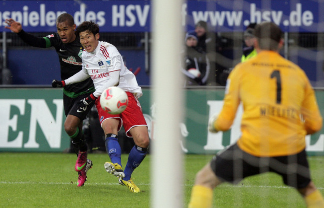 Hamburg’s Korean striker Son Heung-min scores during a Bundesliga match against Werder Bremen on Sunday. Hamburg won the north German derby 3-2.   Penta-Yonhap News