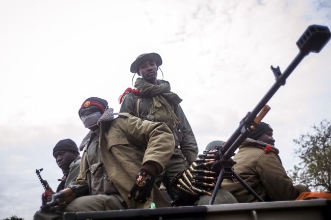 Malian soldiers wait at a checkpoint near Sevare, Mali, Sunday.   AFP-Yonhap News