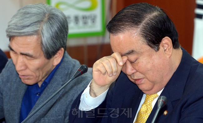 민주당 문희상 비상대책위원장이 28일 서울 영등포 당사에서 대책회의를 주재하고 있다. 박현구 기자phko@heraldcorp.com
민주당 문희상 비상대책위원장이 28일 서울 영등포 당사에서 대책회의를 주재하고 있다. 박현구 기자phko@heraldcorp.com