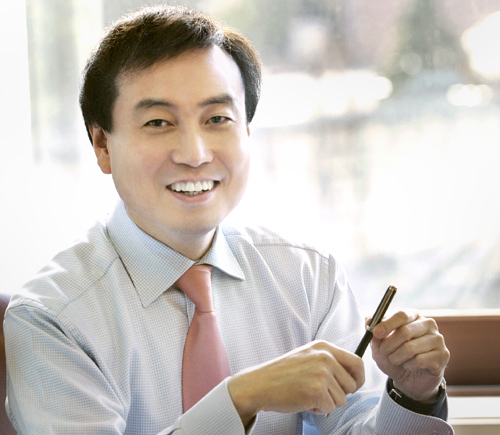 차석용(기업인/LG생활건강 부회장)
LG생활건강이 매출 3조8962억원, 영업이익 4455억원이라는 지난해 연간 실적을 발표하자, 업계에서는 “역시 ‘차석용 매직’”이란 평이 나왔다. LG생건은 매출은 2005년 3분기 이후 30분기 연속, 영업이익은 2005년 1분기 이후 32분기 연속 성장을 이어오며 실적을 발표할 때마다 ‘차석용 매직’이란 찬사를 받아왔다.