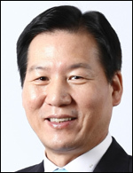 김영운(금융인/대신증권 전무)
김영운 대신증권 파이낸셜 클리닉(Financial Clinic) 사업단장(전무)은 “대신증권의 ‘금융주치의 서비스’는 ‘고객의 신뢰’를 최우선의 가치로 여기는 대신증권의 철학이 그대로 녹아 있는 투자관리 서비스”라며 “지난 51년간 축적된 대신증권의 금융 노하우와 경험을 바탕으로 변화하는 금융환경에 유연히 대응하며 투자 밸런스를 잡아주는 것을 목표로 한다”고 설명했다.