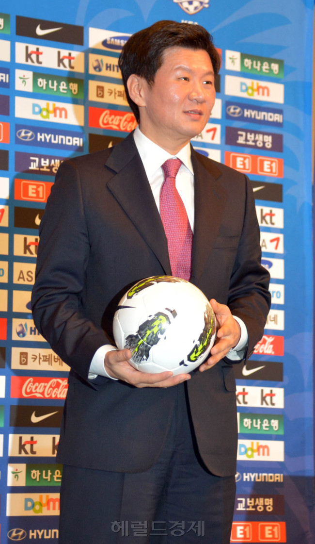 제52대 대한축구협회장 선거및 대의원총회가 28일  서울 홍은동 그랜드힐튼호텔에서 열려 당선된 정몽규후보가 인사를 하고 있다.<br />김명섭 기자 msiron@heraldcorp.com
제52대 대한축구협회장 선거및 대의원총회가 28일  서울 홍은동 그랜드힐튼호텔에서 열려 당선된 정몽규후보가 인사를 하고 있다.
김명섭 기자 msiron@heraldcorp.com
제52대 대한축구협회장 선거및 대의원총회가 28일  서울 홍은동 그랜드힐튼호텔에서 열려 당선된 정몽규후보가 인사를 하고 있다.
김명섭 기자 msiron@heraldcorp.com