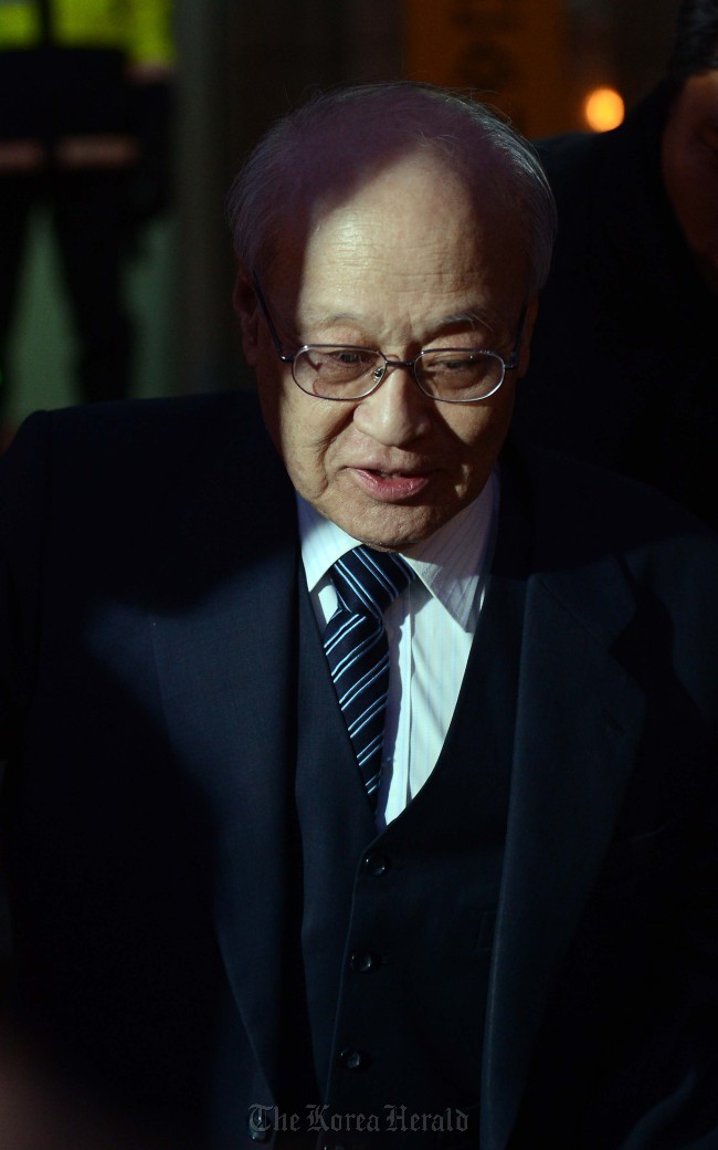 국무총리 후보자인 김용준 인수위원장이 27일 오후 서울 삼청동 대통령직인수위원회에서 퇴근하고 있다. 2013.1.27