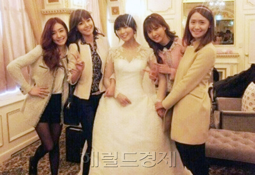 티파니(좌측부터/스테파니 황/가수/소녀시대),수영(최수영/가수/소녀시대,선예(민선예/가수/원더걸스),서현(서주현/가수/소녀시대),윤아(임윤아/가수/소녀시대)
원더걸스 선예의 신부대기실을 찾은 소녀시대 사진이 화제다.
이는 소녀시대의 빼어난 미모 때문에 ‘소녀시대 민폐 하객’이라는 제목으로 누리꾼들의 시선을 사로 잡았다.