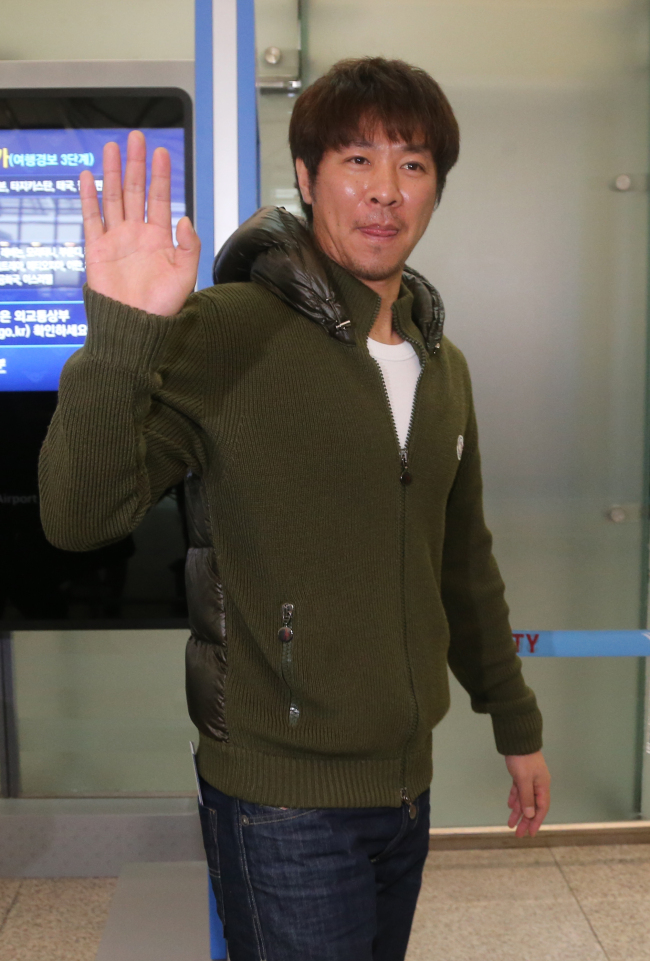 임창용(야구선수)
미국프로야구 시카고 컵스와 계약한 임창용이 28일 오후 소속팀의 재활 센터가 있는 미국 애리조나 주에서 담금질을 시작하기 위해 인천국제공항을 통해 출국하며 손을 흔들고 있다.