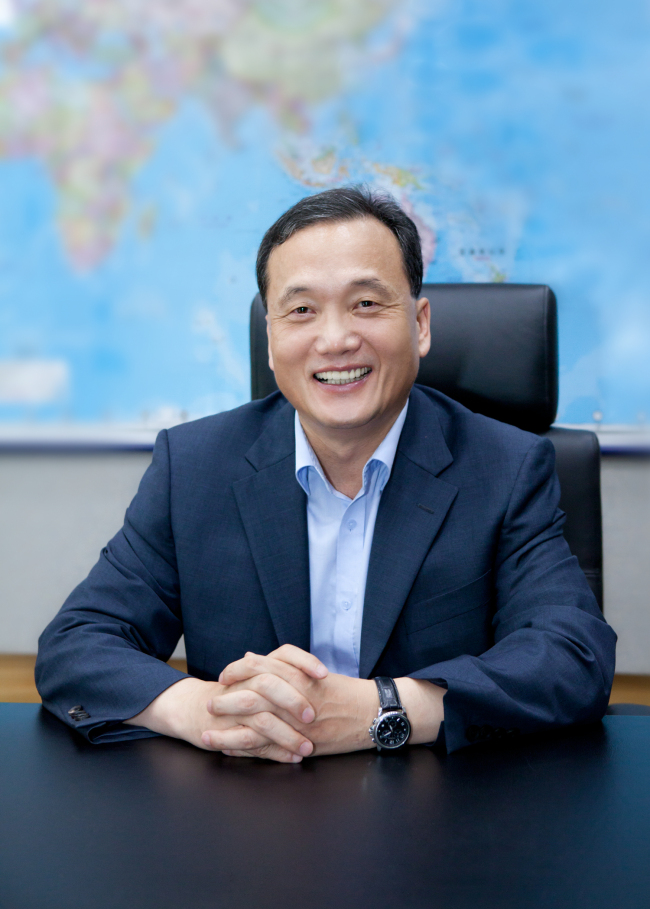 이태용(디자인진흥원장)
이 원장은 “유럽과 일본, 미국이 모두 휘청거리는 지금이야말로 한국이 세계 주요국을 앞질러 디자인 강국으로 치고나갈 수 있는 절호의 기회”라며 “박근혜 새 정부가 강조하는 창조경제의 핵심이 바로 디자인 산업”이라고 강조했다.