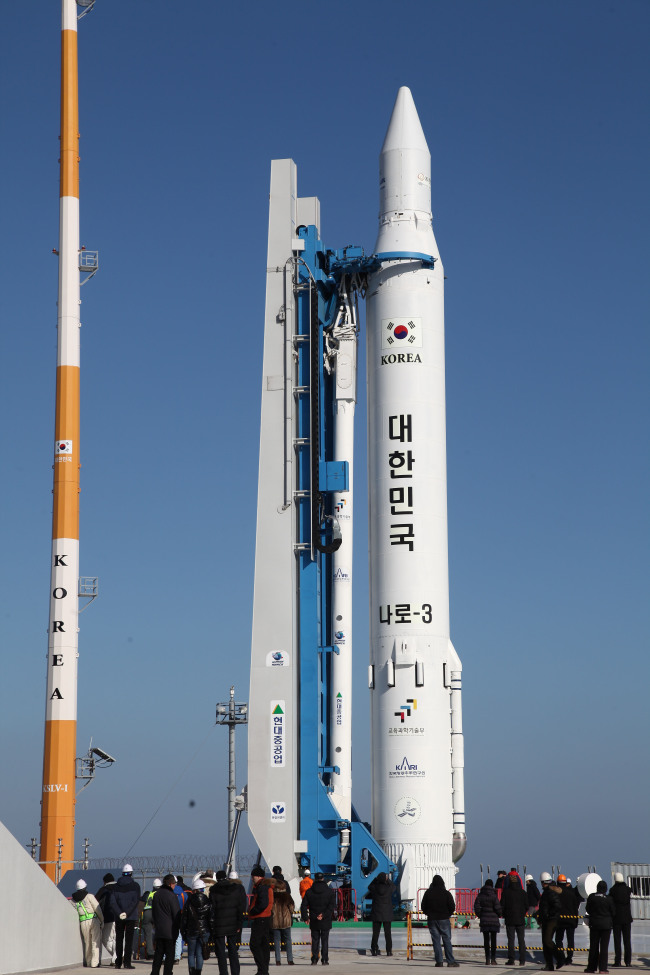 Korea’s space launch vehicle Naro-1 stands on the launch pad at the Naro Space Center in Goheung, South Jeolla Province, Monday.   Korea Aerospace Research Institute