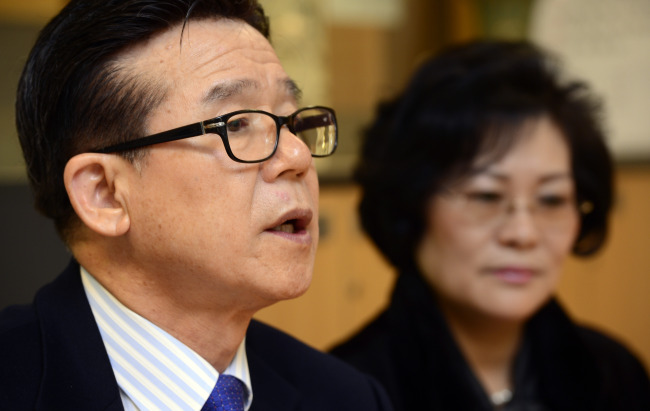 Yang Ji-woon (left) and Yoon Sook-kyung, parents of two conscientious objectors who served prison terms, speak during an interview with The Korea Herald last week.   (Park Hae-mook/The Korea Herald)