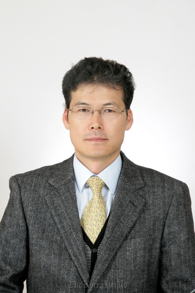 Kim Young-ho is a political science and international relations professor at Sungshin University and South Korea’s ambassador for human rights. He was formerly a secretary on unification to President Lee Myung-bak.