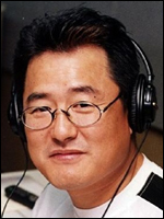 권인하(가수)
경찰관 등을 폭행한 혐의로 불구속 입건됐다. 서울 영등포경찰서는 택시기사 A(56) 씨를 폭행하고, 이에 출동한 경찰관 2... 따르면 권 씨는 지난 28일 밤 10시20분께 서울 여의도동 올림픽대로에서 택시기사를 폭행하고, 출동한 신길지구대 소속 B 경위 등 2명의 경찰관 역시 폭행한 혐의를 받고 있다.