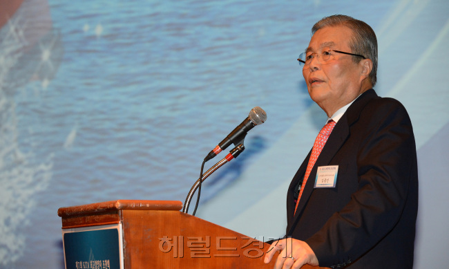 29일 그랜드인터콘티넨탈호텔에서 열린 한국무역협회가 주최하는 최고경영자조찬강연회에서 연사로 초청된 김종인 전경제수석이 '새정부의 경제정책과제'를 주제로 강연을 하고 있다. <br />정희조 기자/checho@heraldcorp.com 130128
29일 그랜드인터콘티넨탈호텔에서 열린 한국무역협회가 주최하는 최고경영자조찬강연회에서 연사로 초청된 김종인 전경제수석이 '새정부의 경제정책과제'를 주제로 강연을 하고 있다.
정희조 기자/checho@heraldcorp.com 130128
한국무역협회 주최로 29일 그랜드인터콘티넨탈호텔에서 열린 조찬강연회에서 김종인 전 새누리당 국민행복추진위원장이 ‘새 정부의 경제정책 과제’를 주제로 강연하고 있다.  정희조 기자/checho@
