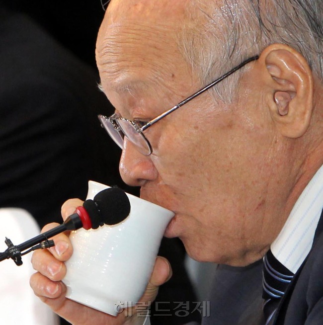 김용준 인수위원장 겸 국무총리 후보자가 28일 오후 국회 귀빈식당에서 열린 제18대 대통령직 인수위원회와 새누리당의 첫 연석회의에서 물을 마시고 있다.박현구 기자phko@heraldcorp.com 2013.01.28
김용준 인수위원장 겸 국무총리 후보자가 28일 오후 국회 귀빈식당에서 열린 제18대 대통령직 인수위원회와 새누리당의 첫 연석회의에서 물을 마시고 있다.박현구 기자phko@heraldcorp.com 2013.01.28