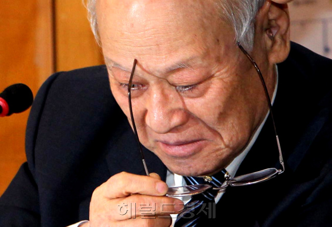 김용준 인수위원장 겸 국무총리 후보자가 28일 오후 국회 귀빈식당에서 열린 제18대 대통령직 인수위원회와 새누리당의 첫 연석회의에서 회의자료를 살펴보며 안경을 벗고 있다.박현구 기자phko@heraldcorp.com 2013.01.28