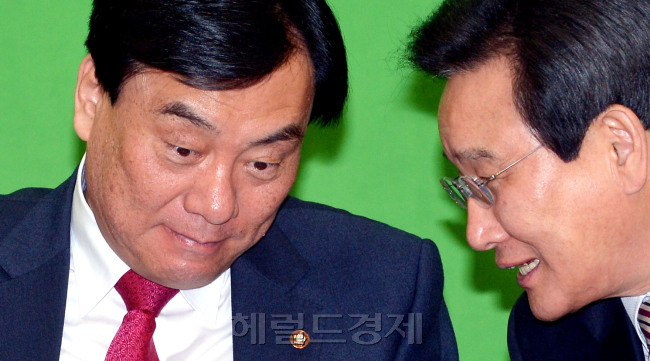 민주통합당 박기춘 원내대표와 변재일 정책위의장이 29일 국회에서 열린 대책회의에서 이야기를 하고 있다. 박현구 기자phko@heraldcorp.com 2013.01.29