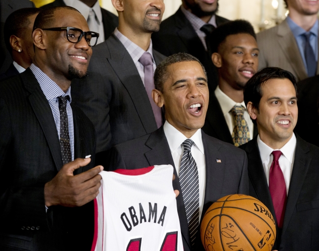 <YONHAP PHOTO-0208> President Barack Obama is flanked by Miami Heat forward LeBron James, left, and coach Erik Spoelstra, right, as he welcomes the NBA basketball champion Miami Heat, to the East Room of the White House, Monday, Jan. 28, 2013, in Washington. (AP Photo/Carolyn Kaster)/2013-01-29 05:41:54/ <저작권자 ⓒ 1980-2013 ㈜연합뉴스. 무단 전재 재배포 금지.>
OBAMA HONORS HEAT: U.S. President Barack Obama honored the Miami Heat for winning the 2012 NBA Championship title after falling short just a year before. “Everybody doing their part, is what finally put the Heat over the top,” Obama said, as he welcomed the team to the White House Monday to celebrate their victory. The Heat defeated the Oklahoma City Thunder in five games in the NBA Finals last June.
AP-Yonhap News