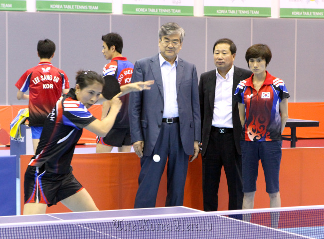 Cho Yang-ho (center) looks on during a training session for the national table tennis team.   Hanjin Group