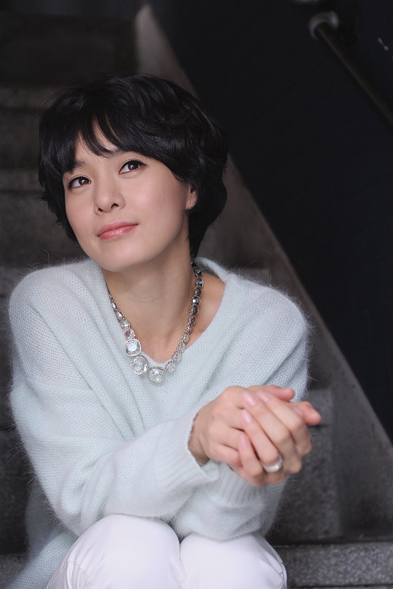 정혜영(배우)
션의 아내가 되기 전 정혜영은 톡톡 튀는 신세대 여배우로 활약을 떨쳤다. 이후 한 남자의 아내가 되면서 ‘연예계 대표 잉꼬부부’, ‘현모양처’, ‘기부천사’, ‘다산의 아이콘’등 모범적인 수식어가 따라 붙었다.