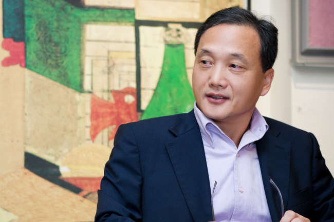 이태용(디자인진흥원장)
이 원장은 “유럽과 일본, 미국이 모두 휘청거리는 지금이야말로 한국이 세계 주요국을 앞질러 디자인 강국으로 치고나갈 수 있는 절호의 기회”라며 “박근혜 새 정부가 강조하는 창조경제의 핵심이 바로 디자인 산업”이라고 강조했다.