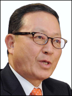 윤영두(기업인/아시아나항공사장)
아시아나항공이 한국 음악의 세계 무대 진출을 지원하고자 YG엔터테인먼트 공식 후원 항공사로 나섰다. 아시아나항공과 YG엔터테인먼트는 29일 서울시 강서구 오쇠동 아시아나항공 본사에서 업무제휴 협약(MOU)을 체결했다.