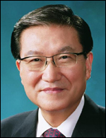 손병두(방송인/KBS이사장)
삼성꿈장학재단 이사장(전국경제인연합회 전 부회장)이 29일 한ㆍ대만 간 우호 증진에 기여한 공로로 대만 문화대학에서 명예박사 학위를 받았다.