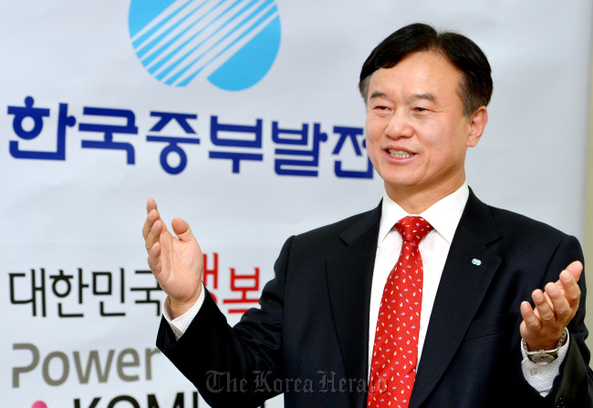 중부발전 CEO인터뷰. 박현구 기자 phko@heraldcorp.com 2012.01.25
KOMIPO CEO Choi Pyeong-rak.   Park Hyun-koo/The Korea Herald
최평락(공기업인/한국중부발전/대표이사)