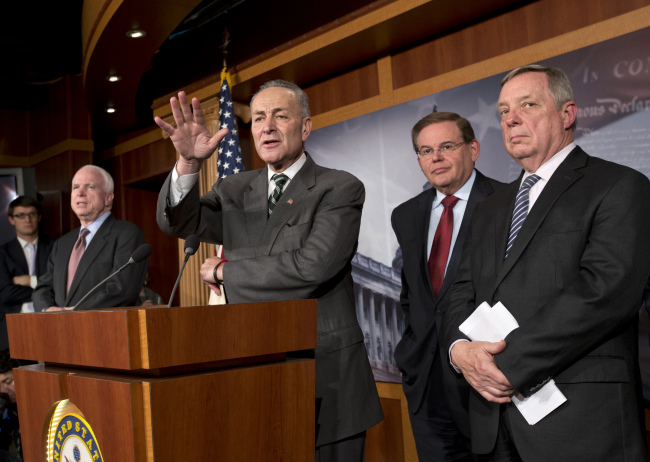 A bipartisan group of leading senators announce that they have reached agreement on the principles of sweeping legislation to rewrite the nation’s immigration laws during a news conference at the Capitol in Washington on Monday.   AP-Yonhap News