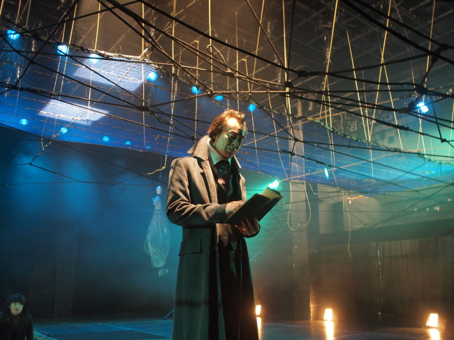 오경태(연극배우)
도스토예프스키의 대표작 ‘죄와 벌’을 연극작품으로 각색한 ‘더 게임-죄와 벌’이 다음달 다시 공연된다.
원작의 내용처럼 전당포 주인 알료나와 여동생 라자베타를 살해한 법대생 라스콜리니코프의 이야기를 중심으로 이어나간다. 그의 죄의식과 죄의식을 옭아매는 상징을 거미줄로 표현했다. 톡특한 무대 디자인으로 많은 사람들의 주목을 받기도 했던 작품.
