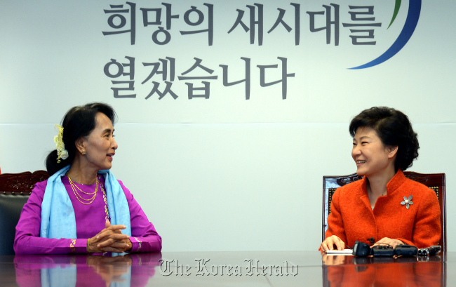 President-elect Park Geun-hye meets Myanmar’s pro-democracy leader Aung San Suu Kyi in her Seoul office Tuesday.   Park Hae-mook/The Korea Herald