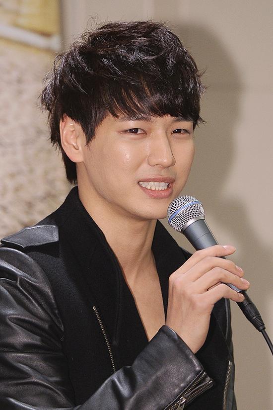지일주(배우)
배우 지일주가 전작과는 다른 매력을 어필하겠다는 각오를 내비쳤다.
지일주는 29일 오후 2시 서울 여의도 63시티 라벤더룸에서 진행된 KBS1 TV소설 ‘삼생이’(극본 이은주, 연출 김원용)의 기자간담회에서 “처음에 ‘삼생이’ 캐스팅 제안을 받고 당황하기도 했지만, 실제 성격과 진지한 모습이 닮아있다”고 운을 뗐다.