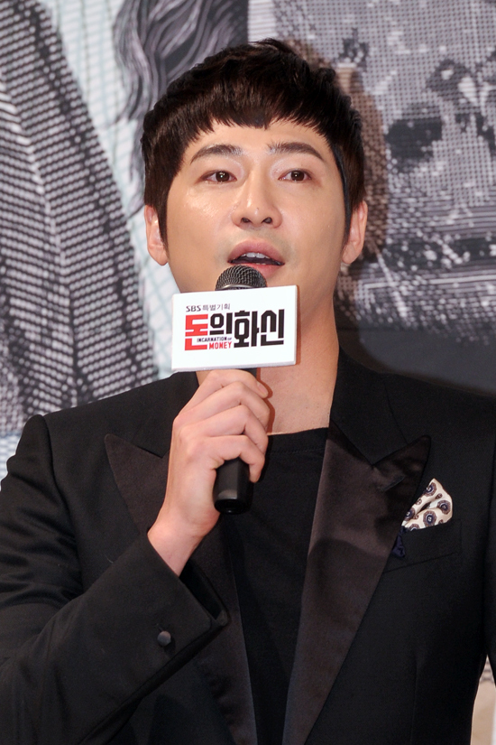강지환(배우)
배우 강지환이 극중 자신이 분한 검사 역할과 ’야왕’의 권상우 캐릭터와 다른 점을 밝혔다.
강지환은 1월 29일 오후 서울 SBS 목동에서 열린 SBS 주말 특별기획 ’돈의 화신’ 제작 발표회에 참석해 취재진과 만났다.