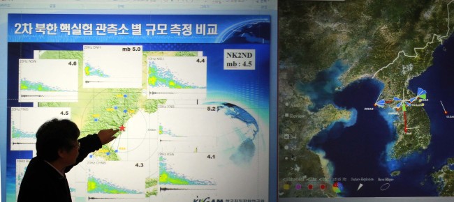 An official points to data on North Korea’s second nuclear test in 2009 at the Korea Institute of Geoscience & Mineral Resources’ National Data Center in Daejeon.   Yonhap News