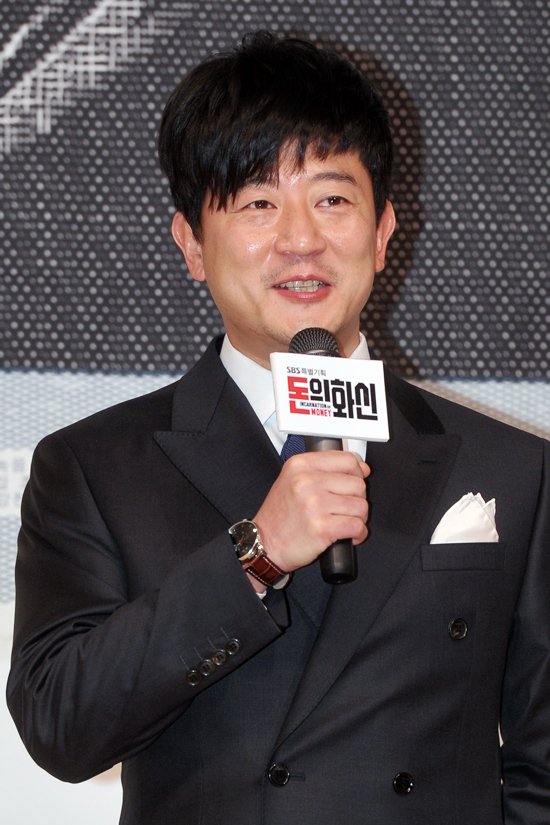 박상민(배우)
배우 박상민이 강지환의 출연 논란을 언급했다. 박상민은 1월 29일 오후 서울 SBS 목동에서 열린 SBS 주말 특별기획 ’돈의 화신’ 제작 발표회에 참석해 "’자이언트’ 때도...다. 앞서 강지환은 에스플러스엔터테인먼트와 전속계약을 둘러싼 법적 분쟁이 일어나는 중 ‘돈의 화신’ 출연을 결정했다.