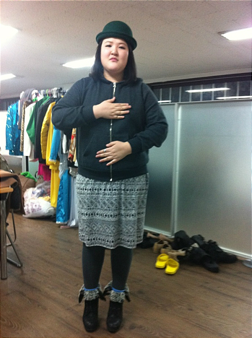 이국주(개그우먼)
개그우먼 이국주가 차량이 반파되는 교통사고를 당했지만 다행히 큰 부상은 입지 않았다. 이국주는 지난 27일 오전 6시경 강변북로에 무단으로 1차선에 세워져 있는 트럭을 피하다 차량이 반파되는 사고를 당해 신촌 연세대 병원으로 후송돼 입원됐다.