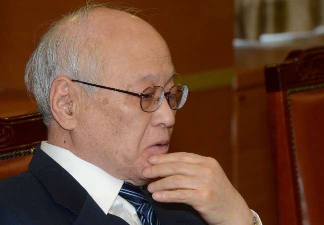 김용준(변호사)
Prime Minister-designate Kim Yong-joon withdrew himself from nomination late Tuesday amid spiraling allegations surrounding real estate speculation and the exemption of his sons from military service.