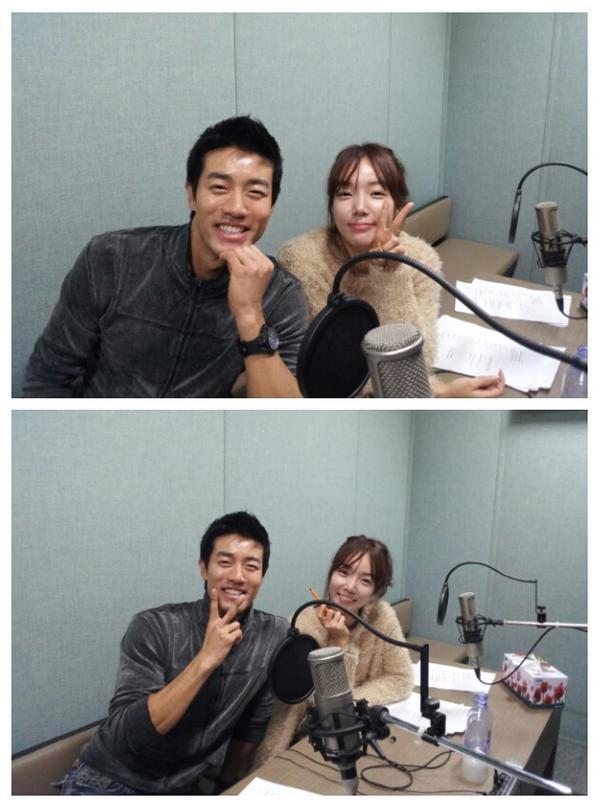 최성조(헬스트레이너)/김지원(방송인/개그맨)
방송인 김지원이 우월한 민낯을 뽐냈다.
김지원은 28일 자신의 트위터에 “성조 오빠랑 더빙하러 왔어요^^ 오늘 밤8시20분! KBS2 오감만족 세상은 맛있다 최성조와 김지원 필리핀여행(1/28~2/1) 본방사수해주세요♥”라며 애교섞인 멘션과 사진을 올렸다.