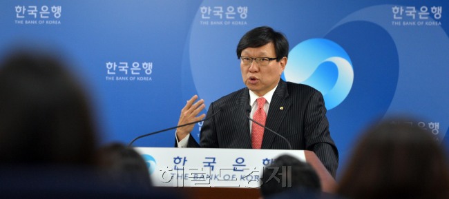 30일 오전 한국은행 본관 기자실에서 김영배 경제통계3국장이 2012년 12월 국제수지 설명회를 하고 있다.<br />김명섭 기자 msiron@heraldcorp.com
30일 오전 한국은행 본관 기자실에서 김영배 경제통계3국장이 2012년 12월 국제수지 설명회를 하고 있다.
김명섭 기자 msiron@heraldcorp.com
한국이 지난해 사상 최대 경상수지 흑자를 기록했다. 올해는 엔저 등의 영향으로 흑자 폭이 줄어들 전망이다. 김영배 한국은행 경제통계국장이 30일 한은 본관에서 국제수지 설명회를 갖고 있다.  김명섭 기자/msiron@heraldcorp.com