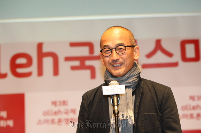Filmmaker Lee Jun-ik, the director of this year’s Olleh International Smartphone Film Festival, speaks during a press conference in Seoul on Tuesday.   Megaphone