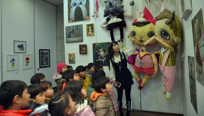 서울 광진구 동화마을창작소는 29일 오전 광진 문화예술회관에서 ‘동화 작품전시회’를 열고 작가들이 아이들에게 동화를 들려 주고 있다. 이번 전시회는 오는 4월 어린이 대공원에서 열리는 제2회 서울 동화축제 사전 홍보를 위해 마련 됐다.<br />김명섭 기자 msiron@heraldcorp.com
서울 광진구 동화마을창작소는 29일 오전 광진 문화예술회관에서 ‘동화 작품전시회’를 열고 작가들이 아이들에게 동화를 들려 주고 있다. 이번 전시회는 오는 4월 어린이 대공원에서 열리는 제2회 서울 동화축제 사전 홍보를 위해 마련 됐다.
김명섭 기자 msiron@heraldcorp.com