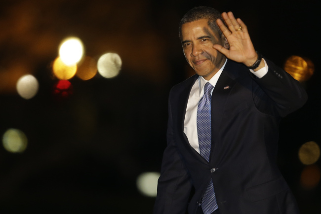 U.S. President Barack Obama waves to reporters as he walks on the South Lawn of the White House in Washington on Tuesday as he returns from a trip to Las Vegas where he spoke about immigration.   AP-Yonhap News