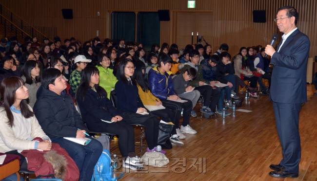30일 오전 서울시청 신청사 다목적홀에서 박원순 시장이 ‘나의 삶, 나의 스승-내 인생을 바꾼 열분의 스승’이란 주제로 고3 학생을 위한 ‘희망특강’을 하고 있다.<br />김명섭 기자 ,msiron@heraldcorp.com
30일 오전 서울시청 신청사 다목적홀에서 박원순 시장이 ‘나의 삶, 나의 스승-내 인생을 바꾼 열분의 스승’이란 주제로 고3 학생을 위한 ‘희망특강’을 하고 있다.
김명섭 기자 ,msiron@heraldcorp.com
30일 오전 서울시청 신청사 다목적홀에서 박원순 시장이 ‘나의 삶, 나의 스승-내 인생을 바꾼 열분의 스승’이란 주제로 고3 학생을 위한 ‘희망특강’을 하고 있다.
김명섭 기자 ,msiron@heraldcorp.com