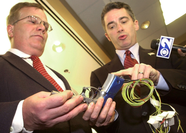 In this Jan. 6, 2004, file photo, then-New Jersey Gov. James E. McGreevey (right) points to the handle of a “smart gun” with grip recognition technology, held by the gun’s inventor Michael Recce, associate professor of information systems at New Jersey Institute of Technology in Newark, New Jersey.
AP-Yonhap News