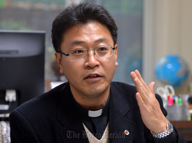 Father Simeon Jong-keon Lee, executive director of Caritas Korea, talks to The Korea Herald on Jan. 24 at the organization’s office in Seoul.   Lee Sang-sub/The Korea Herald