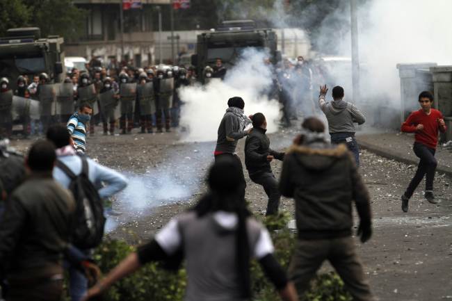Egyptian protesters clash with riot police near Cairo’s Tahrir Square on Tuesday.   AFP-Yonhap News