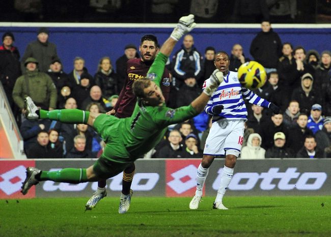 Queens Park Rangers’ striker Loic Remy (right) watches his shot go wide of Manchester City’s goalkeeper Joe Hart (left) during the English Premier League match at Loftus Road in London on Tuesday.    AFP-Yonhap News