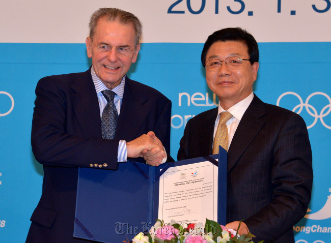 International Olympic Committee President Jacques Rogge and Kim Jin-sun, president of the PyeongChang 2018 Olympic and Paralympic Winter Games Organizing Committee and former governor of Gangwon Province, shake hands after signing a marketing agreement for the 2018 Winter Games at Westin Chosun Hotel in Seoul on Wednesday.   Park Hyun-koo/The Korea Herald