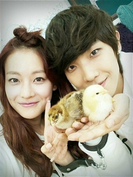오연허좌측/오햇님/배우),이준(이창선/가수/엠블랙)
그렇다면 제작진도 이 문제에 대해 정면돌파를 했어야 했다. 회피한다고 될 게 있고 안될 게 있다. 이걸 납득시키지 못하면 이준-오연서 커플 후속으로 출연할 새로운 가상부부로 아무리 멋있는 선남선녀를 섭외해도 ‘흥'이 나지 않을 것이다. 그래서 이준-오연서가 바빠서 ‘우결4'에서 하차한다는 발표가 안타깝다.