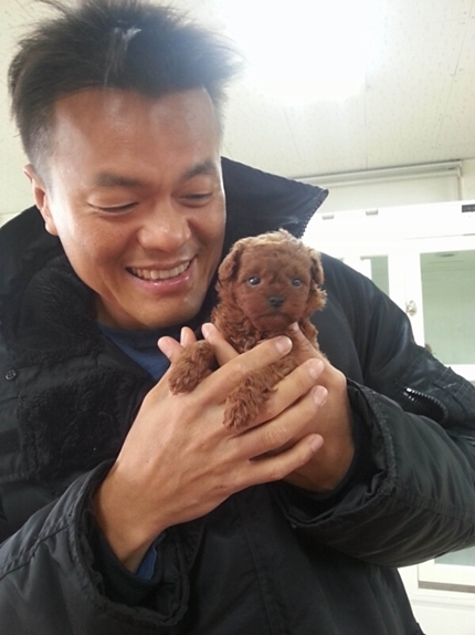 박진영(가수)
박진영이 귀여운 강아지를 아빠미소로 바라보는 사진을 공개했다. 박진영은 30일 자신의 트위터에 “첫눈에 완전히 반해버린 여자가 생겼어요.