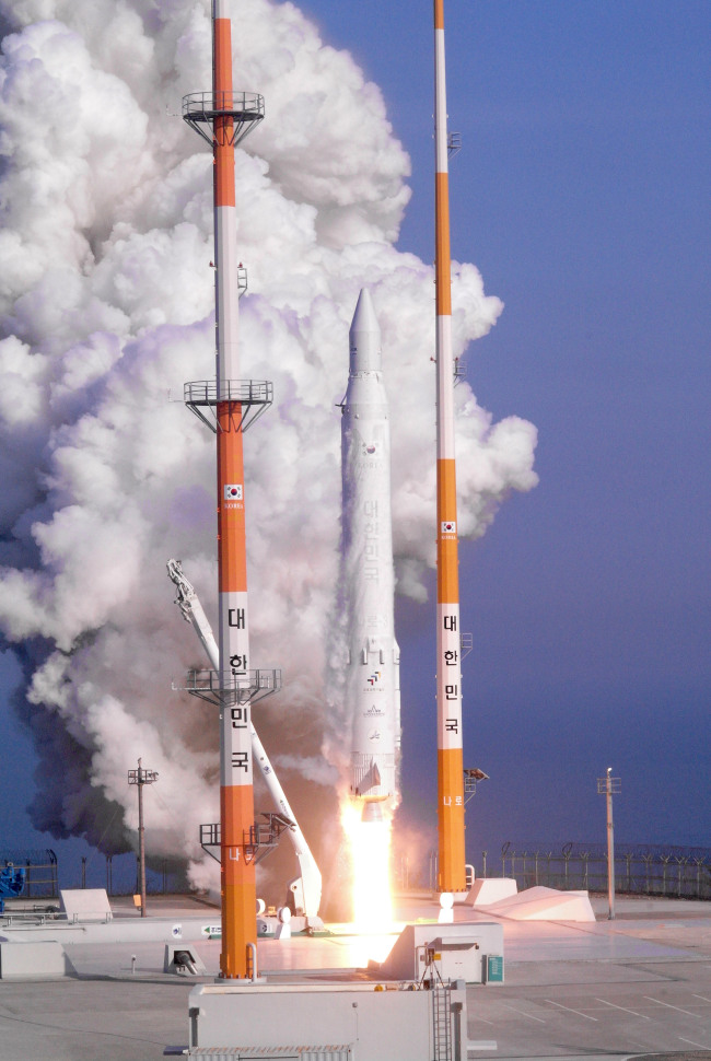The Korea Space Launch Vehicle-1 blasts off from the Naro Space Center in Goheung, South Jeolla Province, at 4 p.m. on Wednesday.   Yonhap News